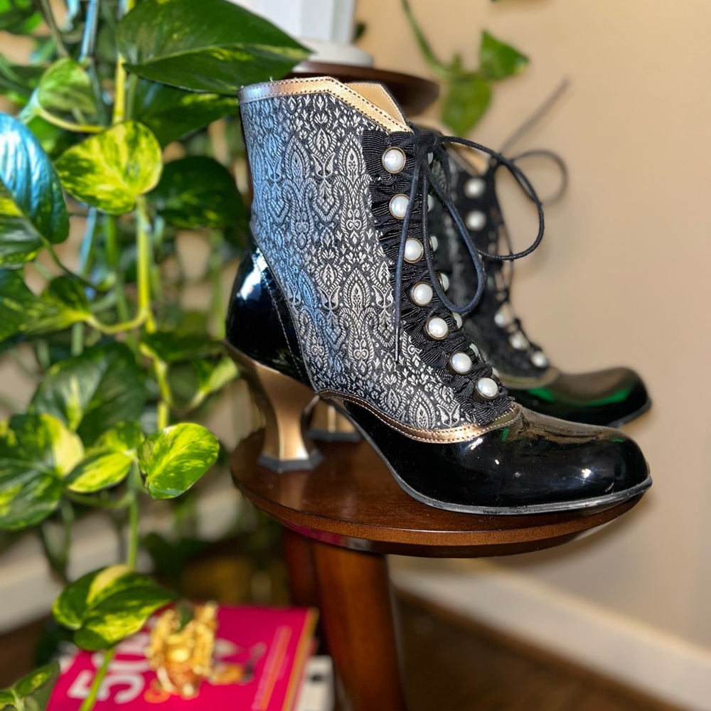 Fluevog PRETI Baroque black silver gold lace up boot US size 6 Discontinued